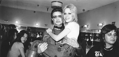 Kim Fowley sujeta a la cantante de The Runaways, Cherie Currie, en una foto de los años setenta.