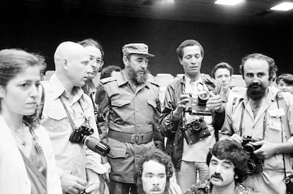 Fidel Castro, acompañado entre otros por los fotógrafos Sebastião Salgado (a su izquierda) y Abbas (con barba, a la derecha), durante la VI Cumbre del Movimiento de Países No Alineados en septiembre de 1979 en La Habana, Cuba.