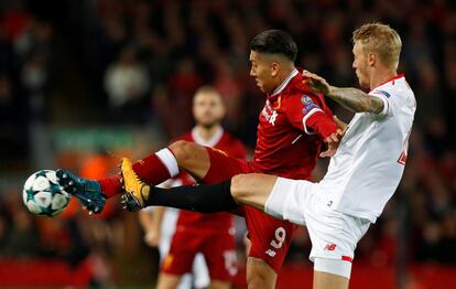 Roberto Firmino (izquierda) y el jugador del Sevilla Simon Kjaer pelean por hacerse con el esférico.