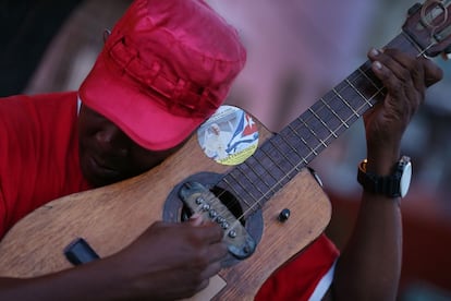 SANTIAGO DE CUBA, CUBA - SEPTEMBER 19: A musician has a welcome Pope Francis sticker on his guitar as the Pope spends his first night in the country on September 19, 2015 in Santiago de Cuba, Cuba. Pope Francis arrived in Havana, Cuba for a three-day visit where he met President Raul Castro and will hold Mass in Revolution Square before travelling to Holguin, Santiago de Cuba and then onwards to the United States. (Photo by Joe Raedle/Getty Images)