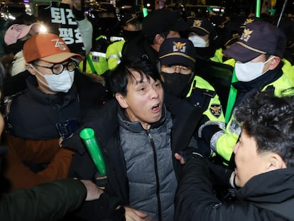 Manifestantes chocan con agentes de policía durante una protesta frente a la Asamblea Nacional después de que el presidente surcoreano Yoon Suk-yeol declarara la ley marcial en Seúl, Corea del Sur, a primera hora del 4 de diciembre de 2024.