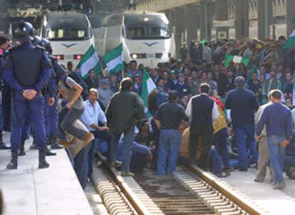 Los algodoneros ocuparon ayer las vías del AVE en la estación de Santa Justa de Sevilla.