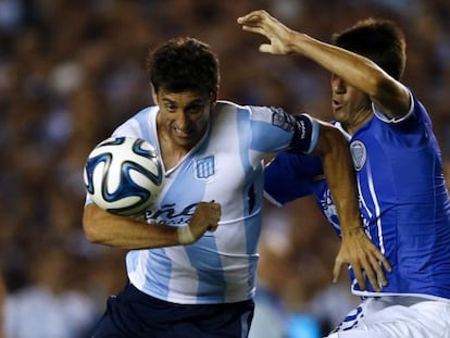 Diego Milito pelea un bal&oacute;n con Rolando Garc&iacute;a 