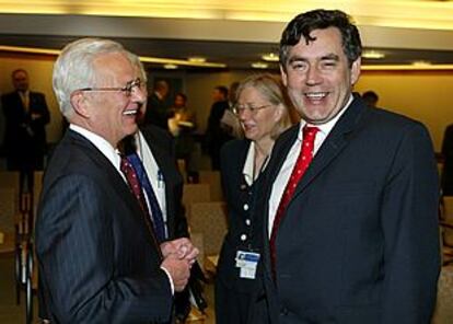 El secretario del Tesoro, Paul O'Neill, bromea con el presidente del Banco Mundial, Gordon Brown (derecha).