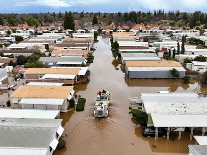 Vista aérea de un equipo de rescate recorriendo las calles inundadas de Merced, California