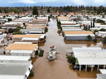 Vista aérea de un equipo de rescate recorriendo las calles inundadas de Merced, California