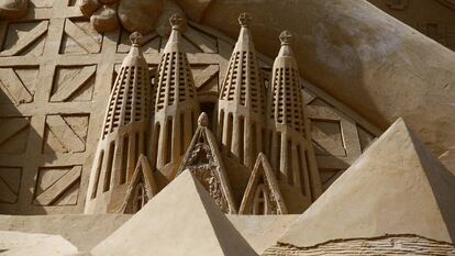 La Sagrada Familia y las pir&aacute;mides de Giza en una reproducci&oacute;n de arena.