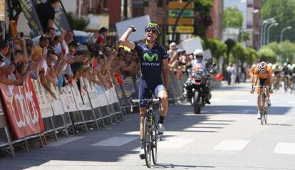 Jesús Herrada celebra la victoria en la meta de Bembibre.