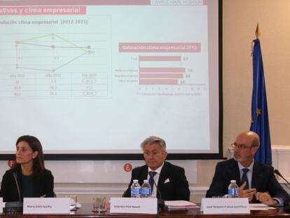 El presidente del Consejo General de Economistas, Valent&iacute;n Pich, (tercero por la izquierda), en la presentaci&oacute;n del informe.