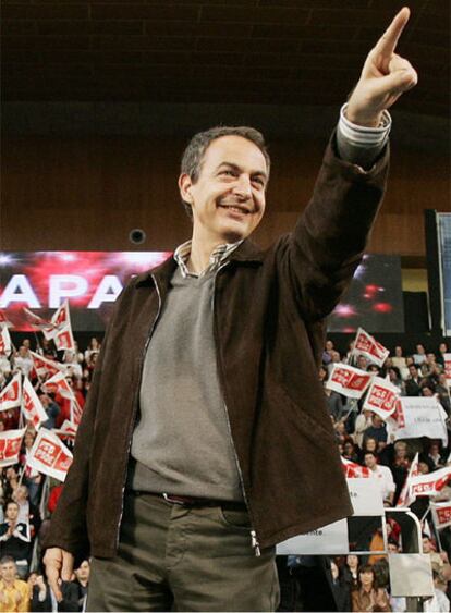 José Luis Rodríguez Zapatero saluda en el mitin de Vigo al que ha acudido hoy