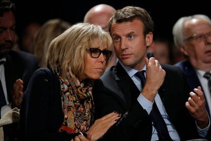 El nuevo presidente de Francia Emmanuel Macron y su esposa Brigitte Trogneux asisten a un mitin en favor del movimiento político En Marche! en Le Mans, el 11 de octubre de 2016.