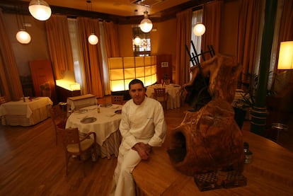 El cocinero Carmelo Bosque, en su restaurante Lillas Pastía (Huesca), que ha obtenido una estrella Michelin.