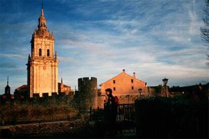 Vista de El Burgo de Osma, en la que destaca la torre de la catedral, terminada en el siglo XVIII.