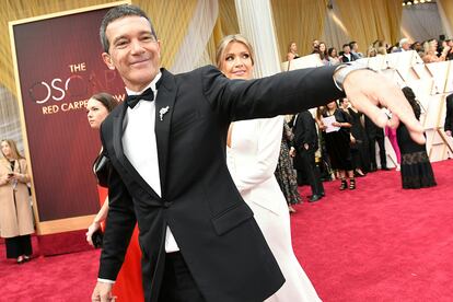 Antonio Banderas (59 años)

Ha tenido que ser gracias al reencuentro con el director que le descubrió para la gran pantalla, y tras un ataque al corazón, cuando la industria cinematográfica internacional decidió rendir homenaje al actor malagueño, uno de los primeros en tirar la puerta abajo cuando conceptos como diversidad o inclusión no resonaban en las ceremonias de premios.