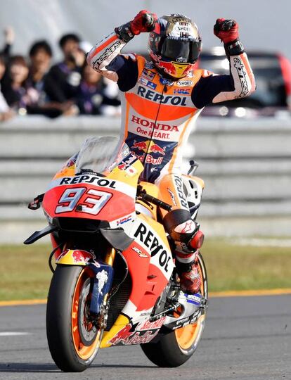 Márquez celebra la victoria tras cruzar la línea de meta en el Gran Premio de Japón.