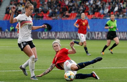 La jugadora de la selección española de fútbol, María León, disputa el balón con la jugadora de la selección alemana, Giulia Gwinn, durante el partido.