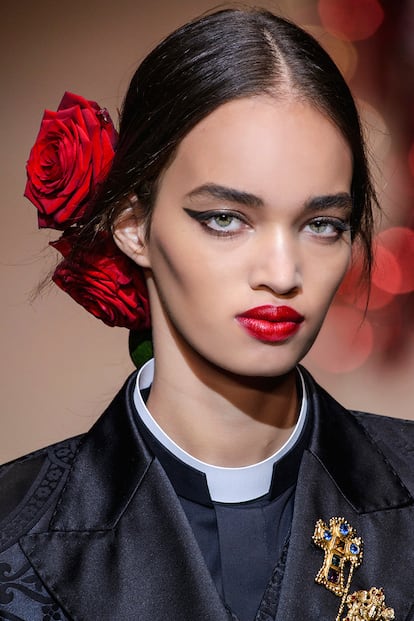 Dolce & Gabbana es una de las firmas que subió a la pasarela este tipo de looks en su colección para este otoño-invierno. Sus modelos no renuncian a combinar la raya extrema con labios en colores tan potentes como el rojo.