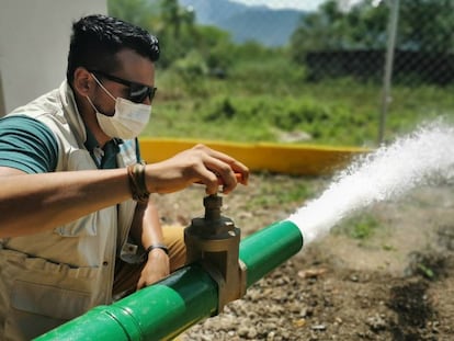 Un trabajador de Unicef comprueba un sistema de purificación de agua rehabilitado y reforzado por la organización en Táchira (Venezuela) en junio de 2020.