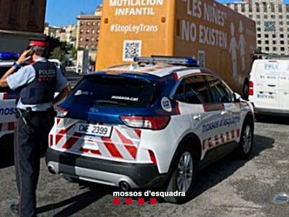 El autobús de Hazte Oír detenido por los Mossos d'Esquadra este jueves en Barcelona.