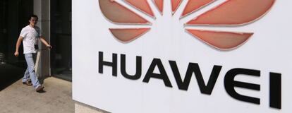 Una persona pasea junto al logo de Huawei en sus oficinas centrales.