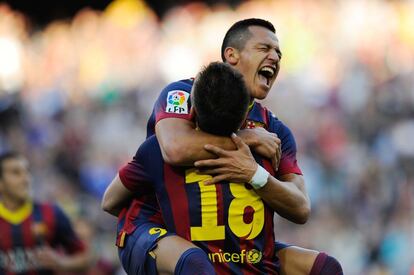 Alexis celebra su gol con Alba.