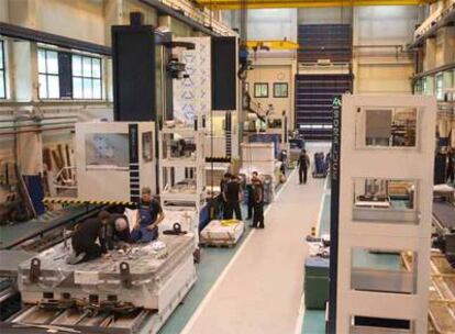 Varios trabajadores  en la cooperativa  Soraluce, dedicada a la fabricación de máquina-herramienta, en Bergara.