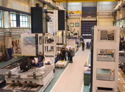 Varios trabajadores en la cooperativa Soraluce, dedicada a la fabricación de máquina-herramienta, en Bergara.