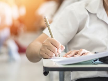 Una mujer rellenando un documento