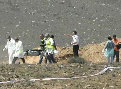 La policía retira el cadáver de la joven cuyo cuerpo se encontró semienterrado en Arrecife de Lanzarote.