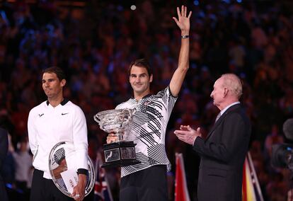 Roger Federer saluda con el trofeo Norman Brookes tras vencer a Rafa Nadal en la final del Abierto de Australia, ek 29 de enero de 2017. 