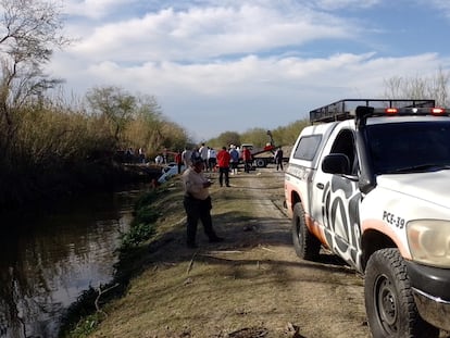 Un equipo de rescate trabaja para recuperar los cuerpos de 14 personas que fueron encontrados dentro de un vehículo en una acequía, en Nuevo León (México), el 7 de febrero de 2023.