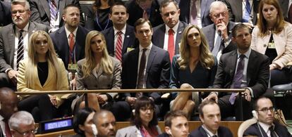 De izquierda a derecha,Tiffany e Ivanka Trump, hijas del presidente estadounidense, Donald Trump, el esposo de esta última, Jared Kushner, la nuera del presidente, Lara Trump, y su esposo, Eric Trump, durante la sesión de apertura del debate de alto nivel de la Asamblea General de Naciones Unidas, el 25 de septiembre de 2018.