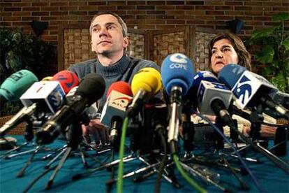 Los dirigentes de Batasuna Joseba Permach y Marije Fullaondo, durante la rueda de prensa hoy en San Sebastián.