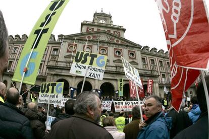 Los manifestantes, ante el Ayuntamiento de Ferrol