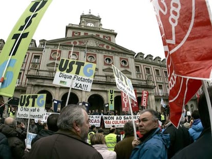 Los manifestantes, ante el Ayuntamiento de Ferrol