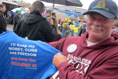 Un simpatizante del Tea Party, con una camiseta en la que se lee: "Me quedo con mi dinero, las armas y la libertad. Quédate tú con el cambio".