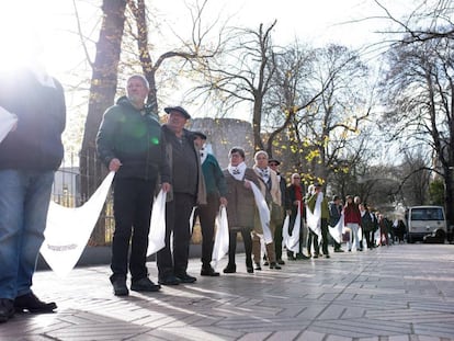 El colectivo de presos Etxerat marcha para pedir el acercamiento de reclusos al País Vasco, este lunes.