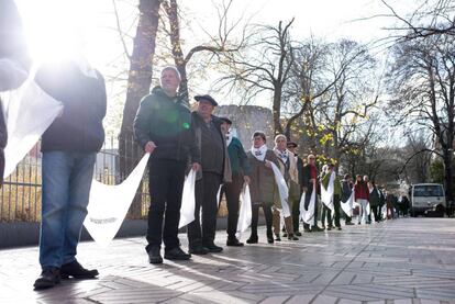 El colectivo de presos Etxerat marcha para pedir el acercamiento de reclusos al País Vasco, este lunes.