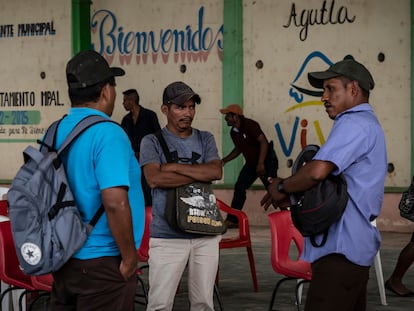 Habitantes del municipio de Ayutla (Guerrero) se preparan para la reunión de cambio de gobierno.