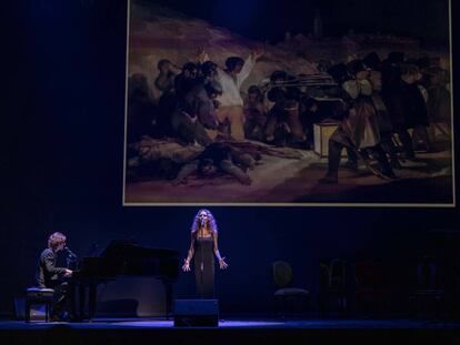 Ana Belén, acompañada al piano por su hijo David San José, con 'Los fusilamientos' de Goya al fondo.