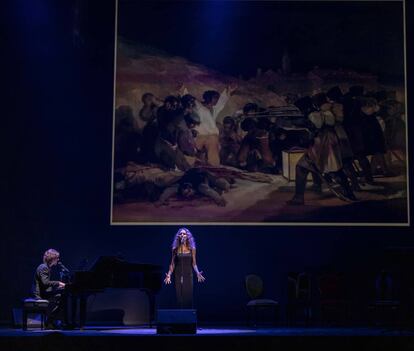 Ana Belén, acompañada al piano por su hijo David San José, con 'Los fusilamientos' de Goya al fondo.