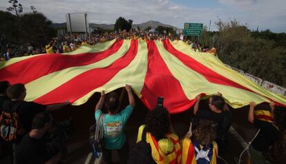 Una gran bandera catalana desplegada durant la Via Catalana, a les Cases d&rsquo;Alcanar, Tarragona. 
