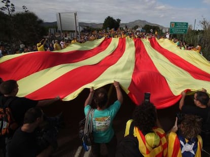 Una gran bandera catalana desplegada durant la Via Catalana, a les Cases d’Alcanar, Tarragona.