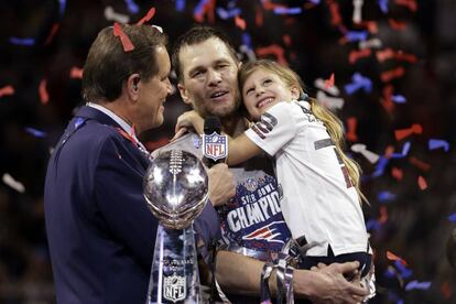 Tom Brady, de los New England Patriots, sostiene a su hija, Vivian, al recibir el trofeo Vince Lombardi.