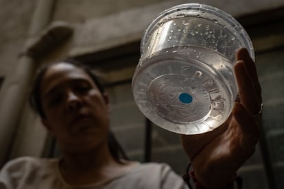Una vecina de la colonia Del Valle sostiene una muestra de agua contaminada en su domicilio, en la Colonia de Valle, en Ciudad de México, el 10 de abril de 2024.