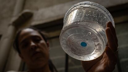 Una vecina de la colonia Del Valle sostiene una muestra de agua contaminada en su domicilio, en la Colonia de Valle, en Ciudad de México, el 10 de abril de 2024.