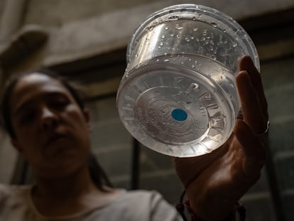 Una vecina de la colonia Del Valle sostiene una muestra de agua contaminada en su domicilio, en la Colonia de Valle, en Ciudad de México, el 10 de abril de 2024.