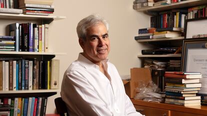El profesor Jonathan Haidt en su despacho de la Universidad de Nueva York, el pasado 17 de abril