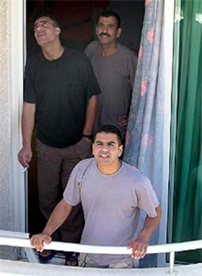 Tres de los palestinos deportados a Chipre, en su hotel de Larnaca, ayer.