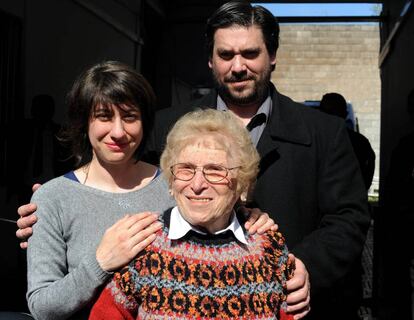 Rosa Roisinblit junto a sus nietos Mariana y Guillermo a la salida del juicio.